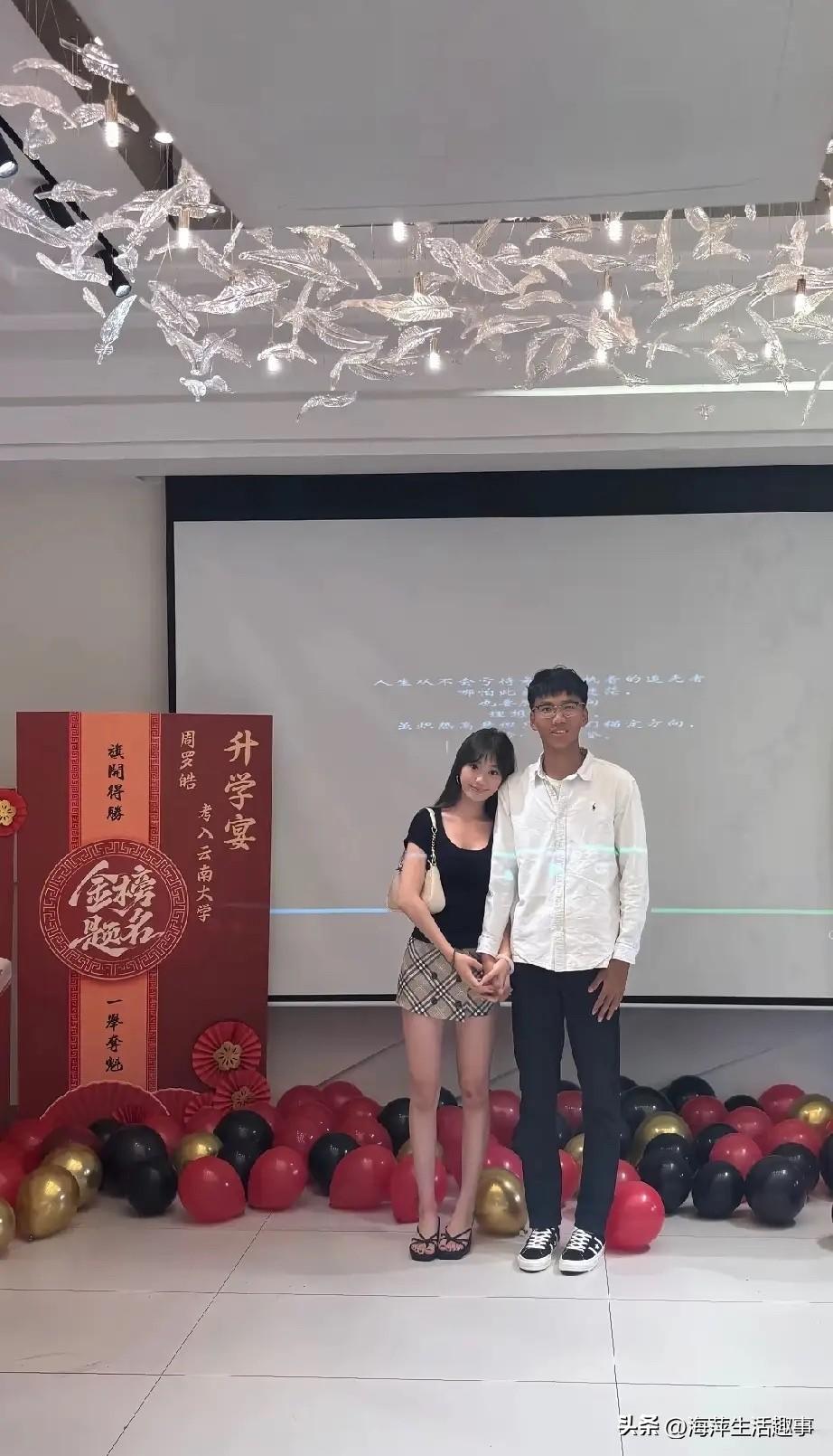 不怪小伙子一脸幸福，换谁谁不是！