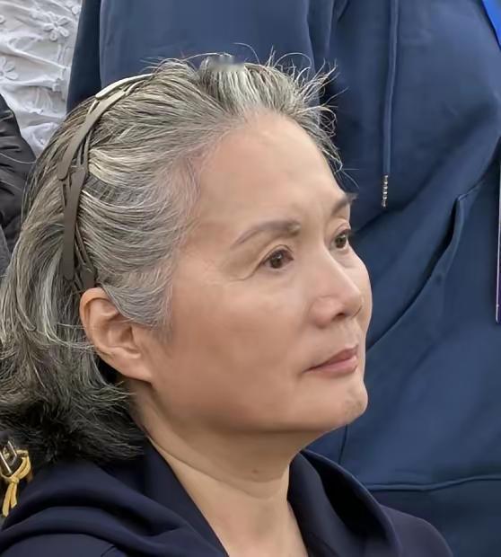 上海武康路，一栋身价过亿的老洋房，住着67岁的吴冕。可小区门口的菜贩子都清楚，这