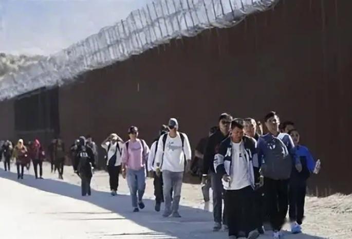 崇洋媚外的代价已经出现，10 万赴美润人遭美国遣返，中国态度明确，身份存疑一律不