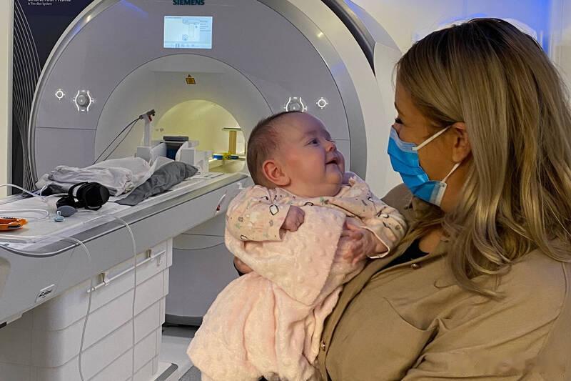 最新研究：婴儿2个月大即可分辨物体类别，早于此前预期海外新鲜事 最新研究显示，婴