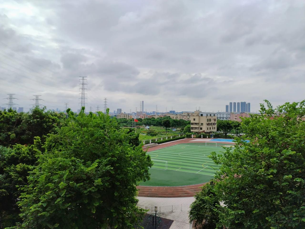 秋分.羊城
云卷云舒阴万里，风来风去压八方。
秋黄不会岭南忘？一掌红旗绿里扬。