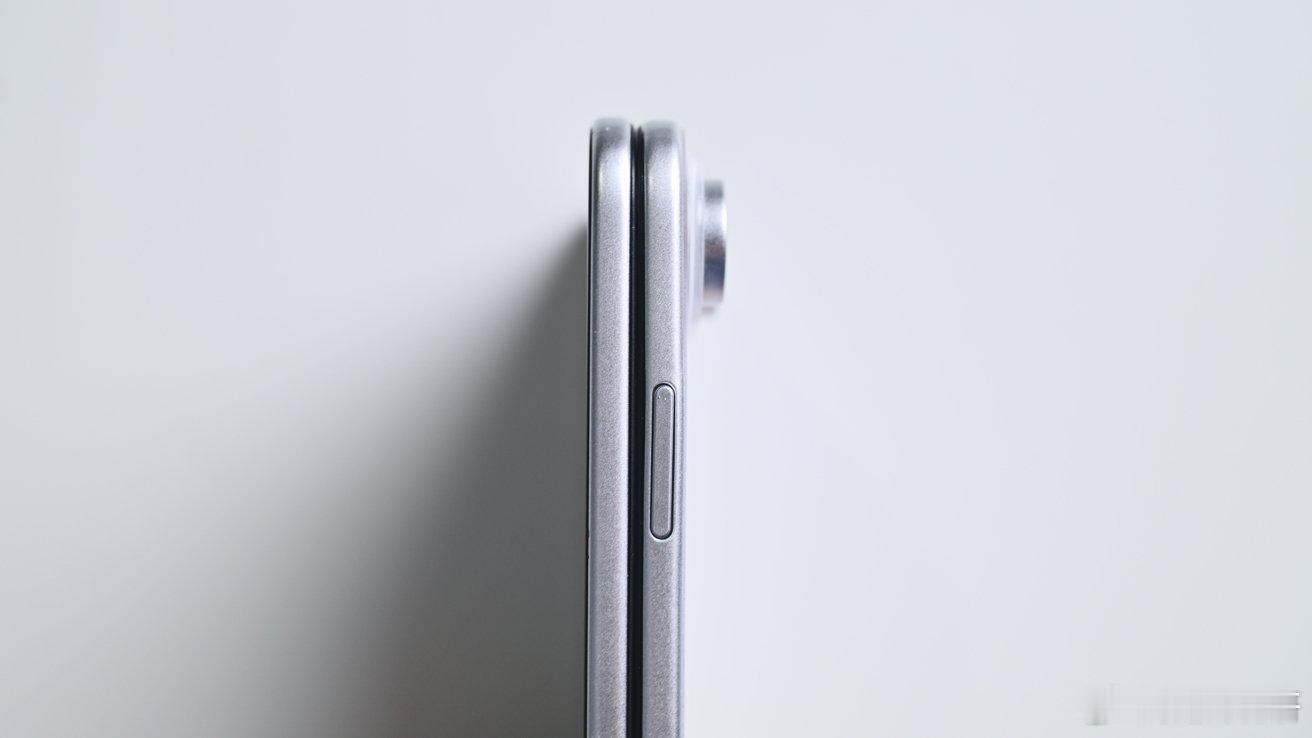 折叠iPhone最初规划的产品定位是面向消费者定价2000美元的机型，这套定价方