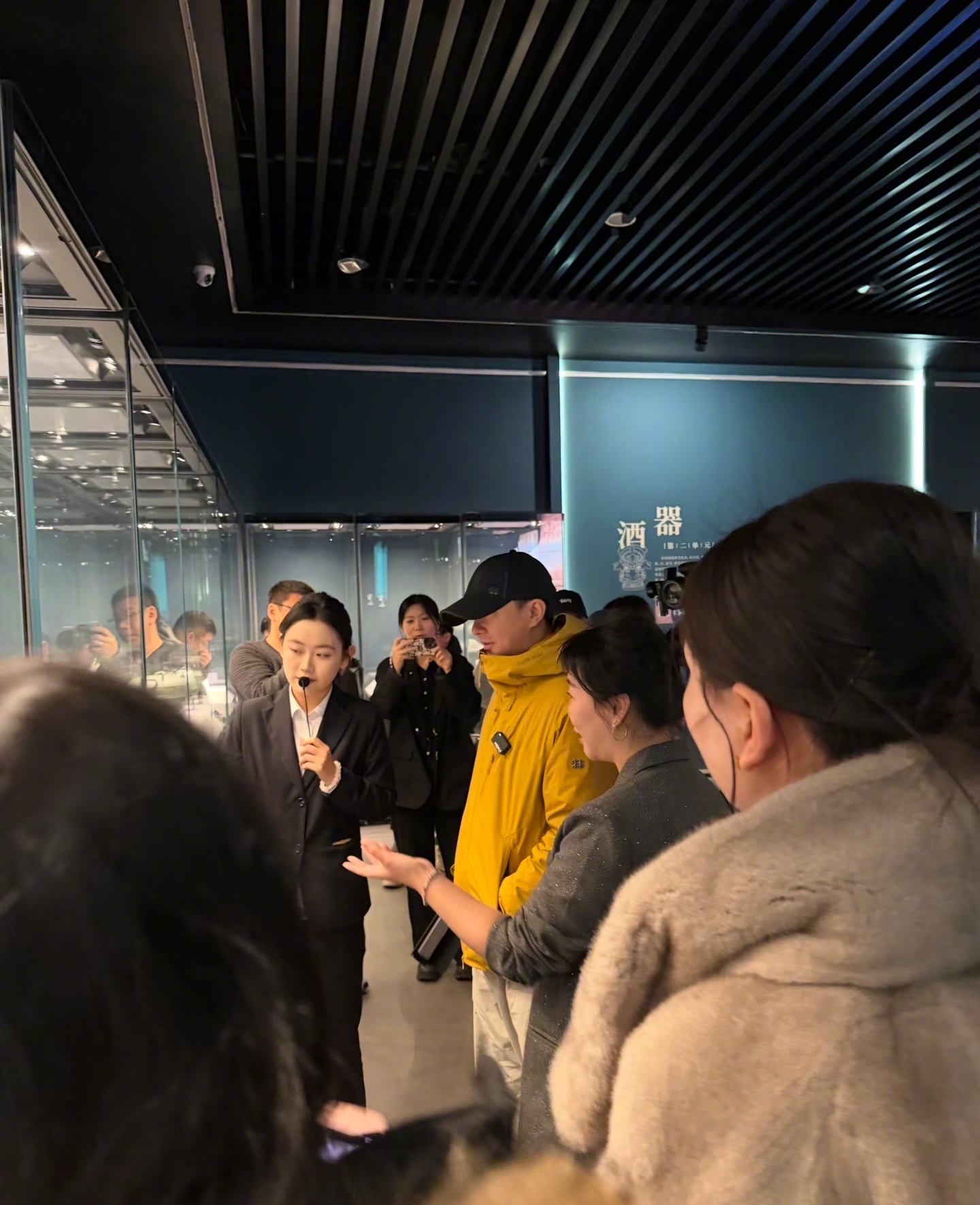 哈尔滨偶遇韩庚 哇塞，网友分享在哈尔滨美术馆兽首展偶遇韩庚！好幸运人群中很亮眼哎