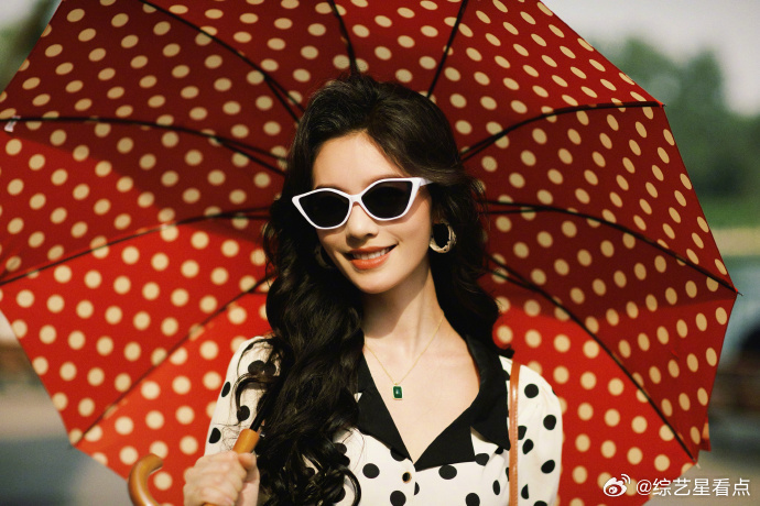 林允复古港风大美人林允好有辨识度的美 酒红发箍衬眉眼，明艳温柔太绝了。 