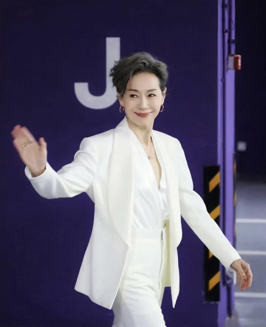 62岁的叶童；
给所有中年女性提个醒；
不管你条件有多好，多么有钱；也要保持自律