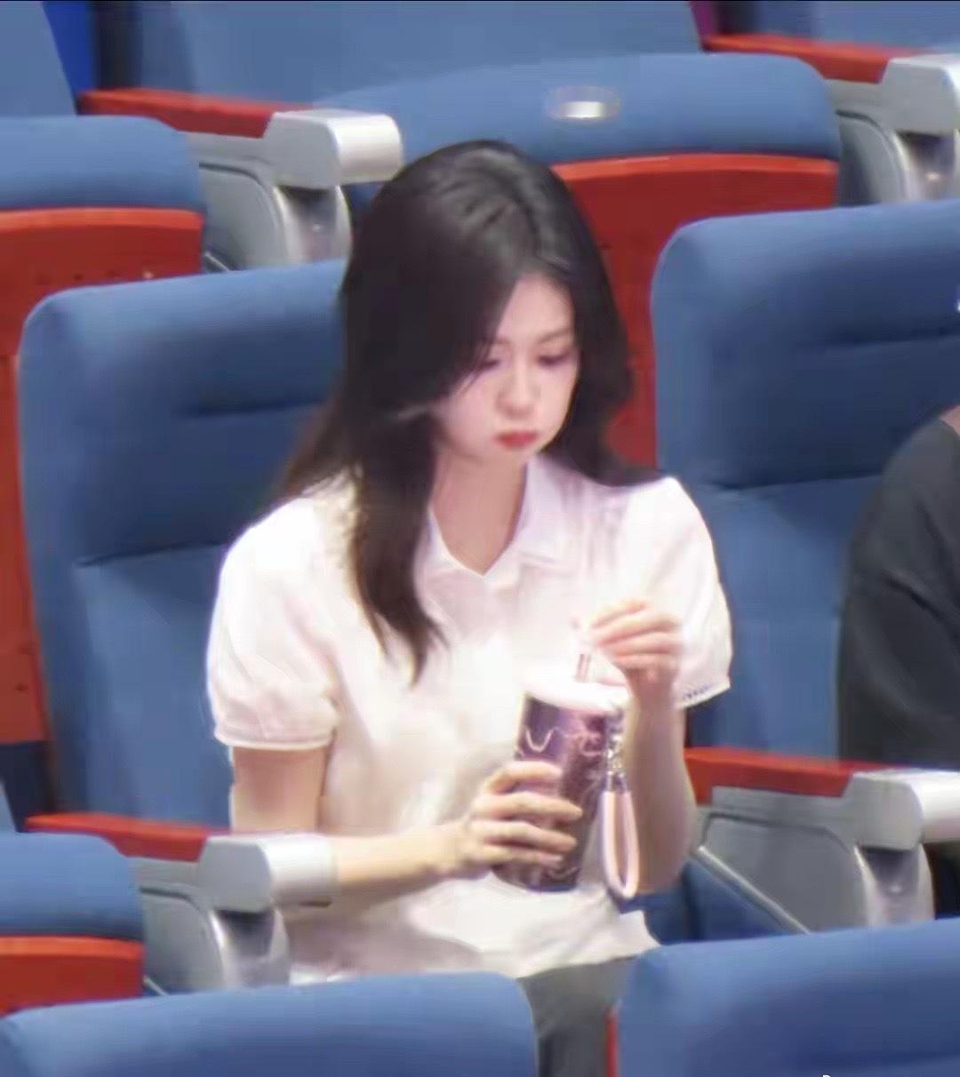 白鹿这颜值适合现偶吧，外出穿简约白裙被偶遇，直接美到失语太萌 ​​​