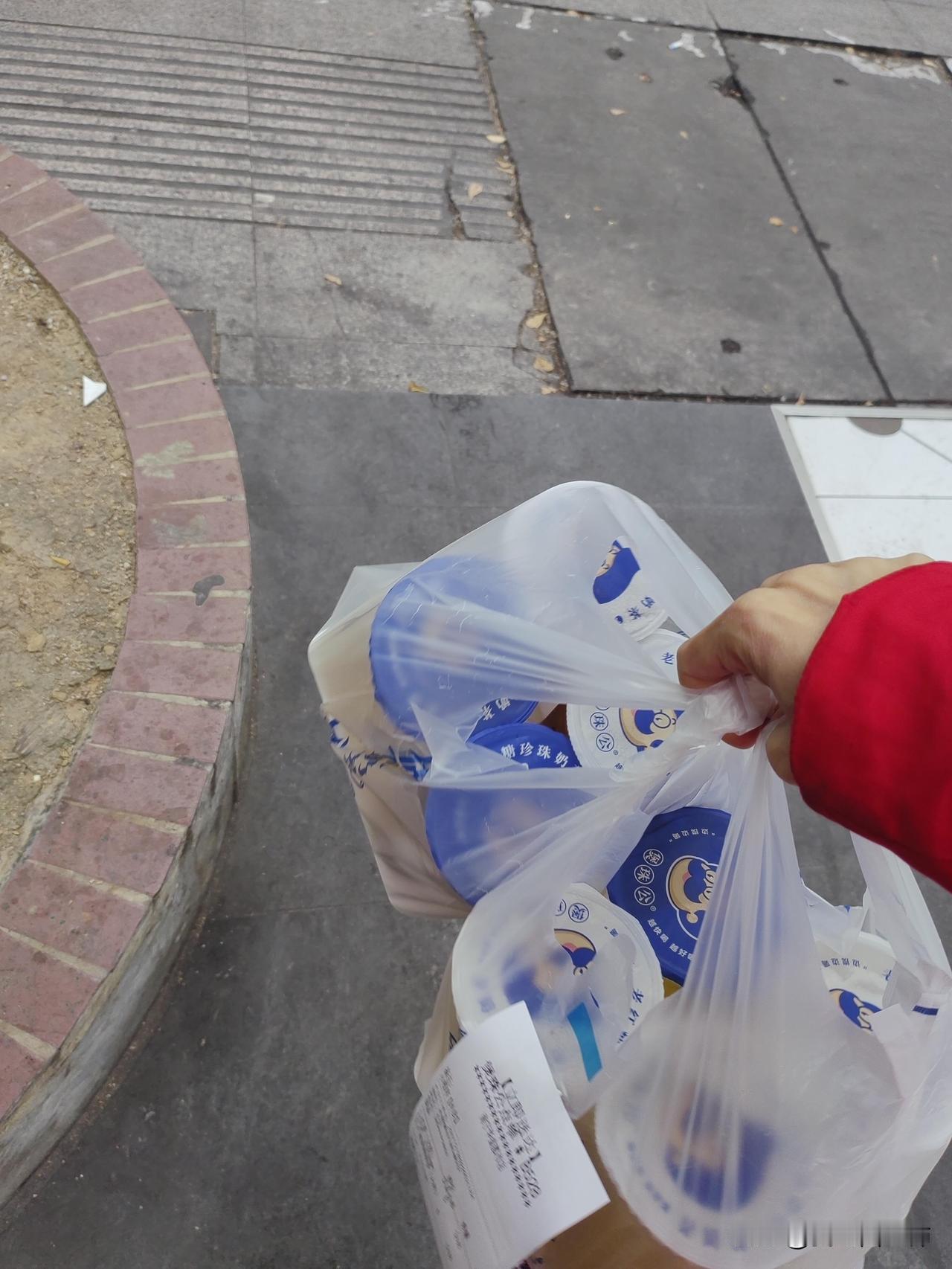 我算是懂了，送外卖是赚不到钱的
送外卖半个多月了，真的是一分一分的辛苦钱。
我现