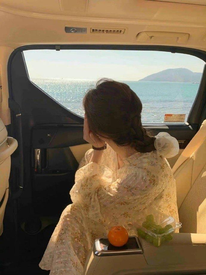 “  或许每个人看似热气腾腾的生活，  都隐藏着自己才了解的酸楚，  很多东西 