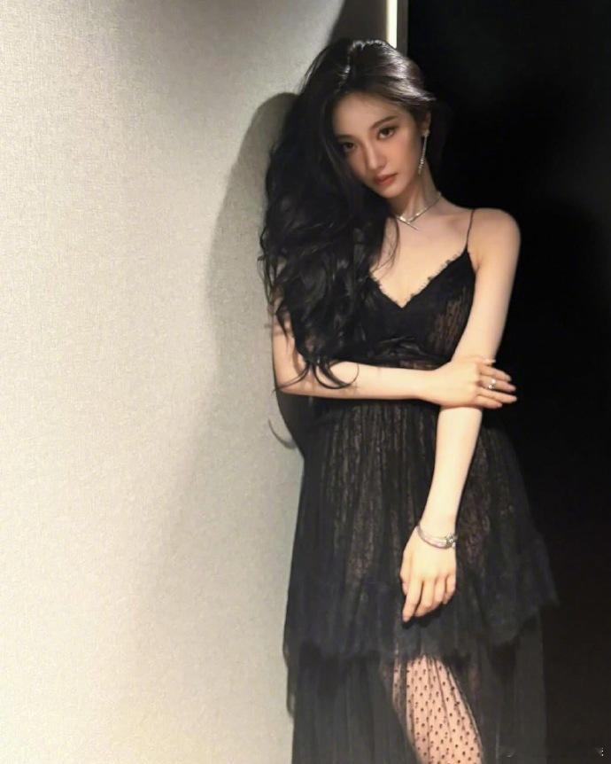 宁艺卓太美了 宁艺卓ins更新活动后台照，黑裙造型太美了[憧憬] ​​​