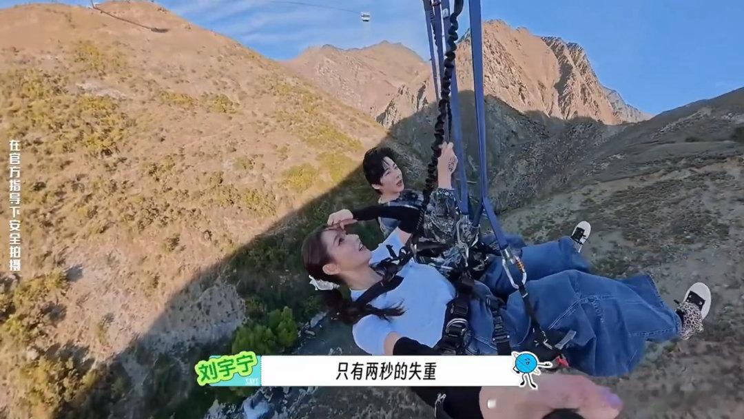 路人手机随着刘宇宁转动路人回应见到刘宇宁线下录制名场面来袭，刘宇宁走到哪里，大家