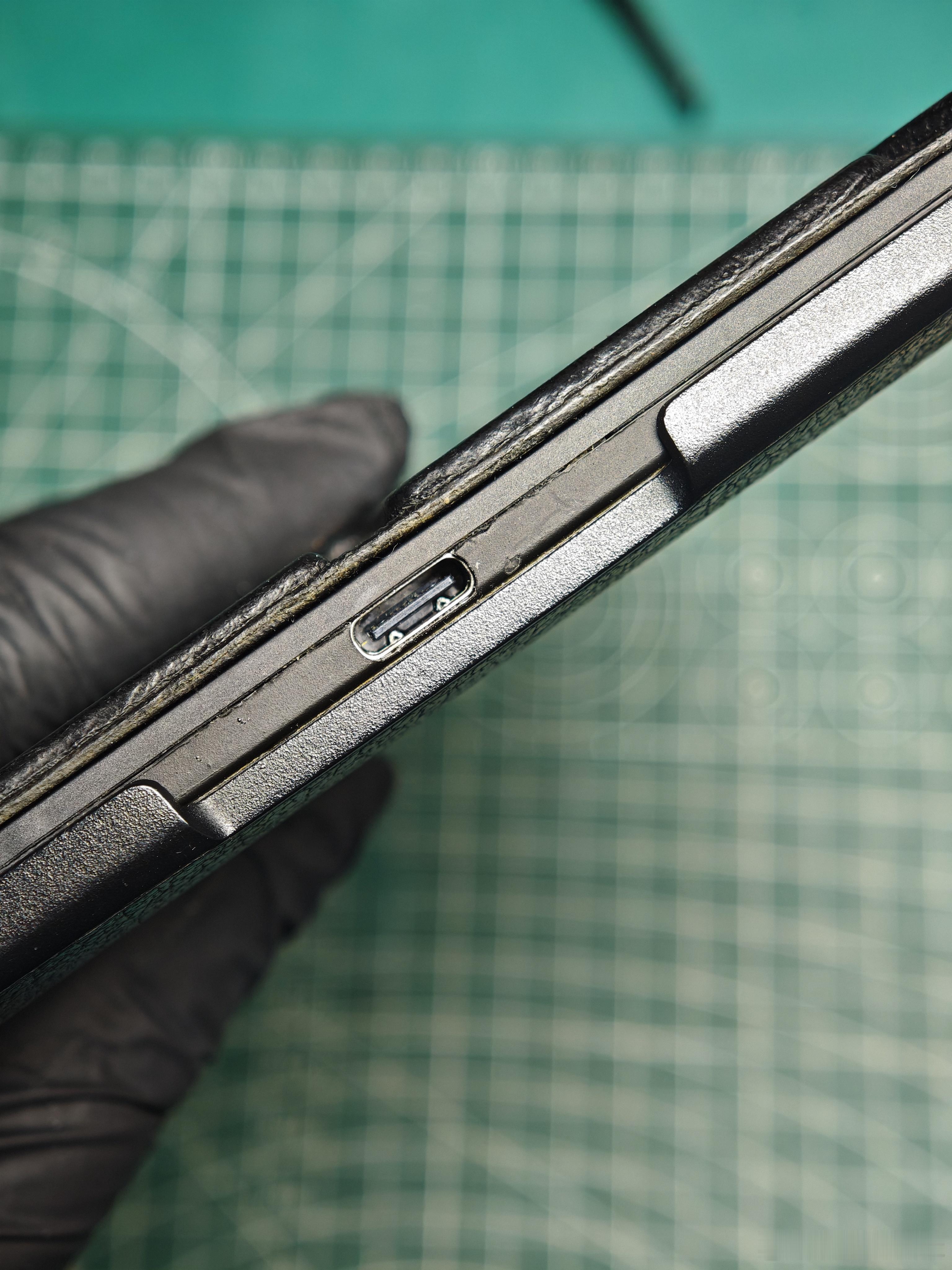 在某宝找了家店，把我的Voyage改了typec，换了电池，感觉还可以再苟10年