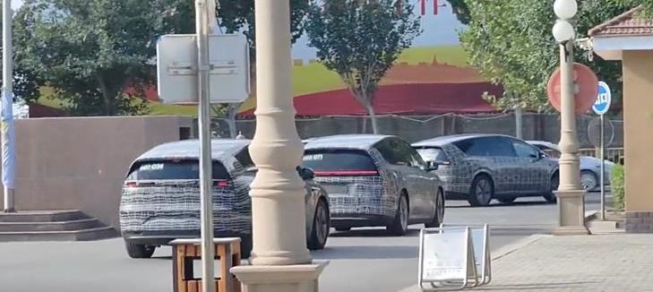 理想注册了全新商标“理想i”。意思的是，增程式车型的“L”和纯电动车型的“i”能