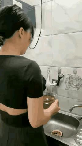 这种给鱼缸换水的方式好特别，具有四重奏的伤害啊！
鱼鱼们会对女主人说，我谢谢你啊