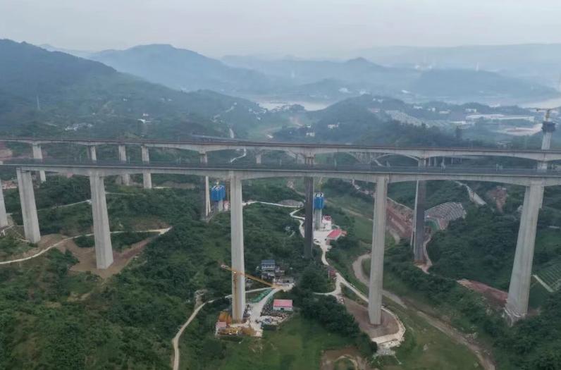 说实话，重庆修高铁这事大家听了很多年，但2026年这个建设强度，确实到了一个肉眼
