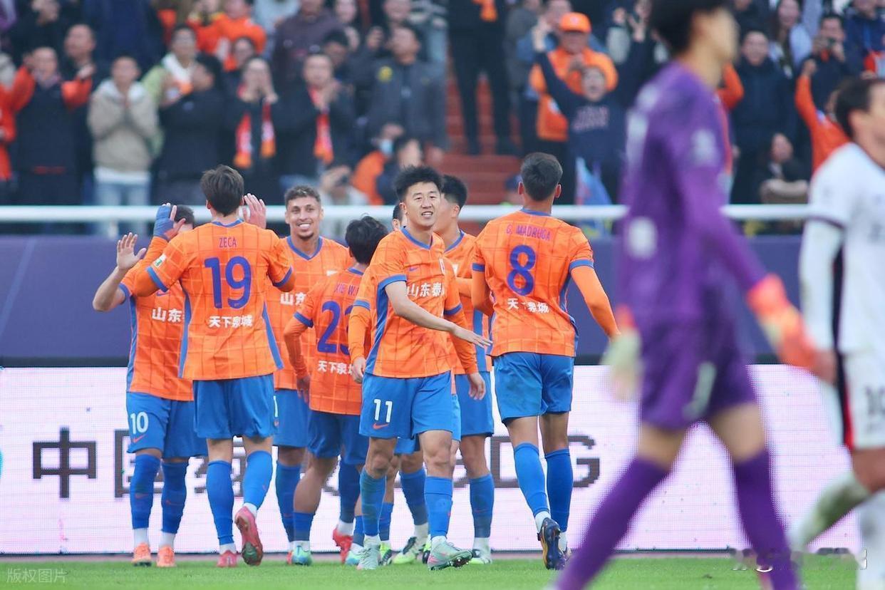 山东泰山PK上海海港
今晚19:35，中超第6轮，卫冕冠军上海海港客场挑战山东泰