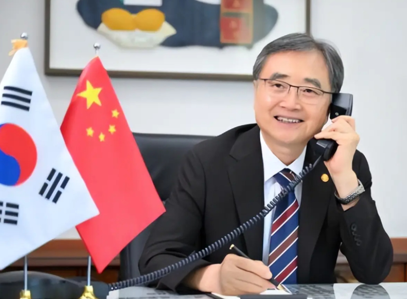 对美国的一次警告？韩国工人在美被捕后，韩外长紧急赴华访问！韩联社消息称，韩国外长