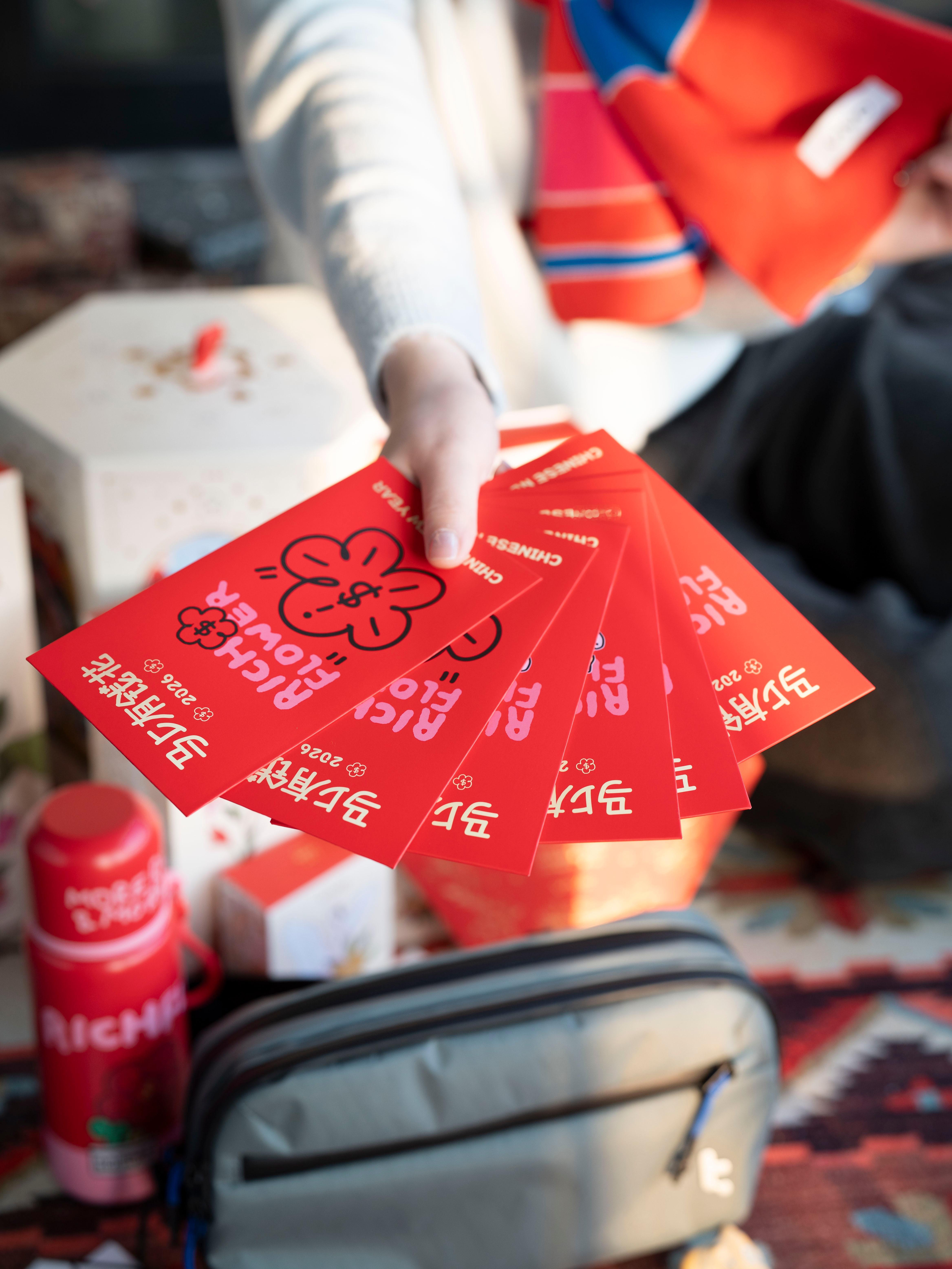 收到了 vivo 的新年礼盒，颜值一如既往的高，包装是一个旋转木马，设计和里面的