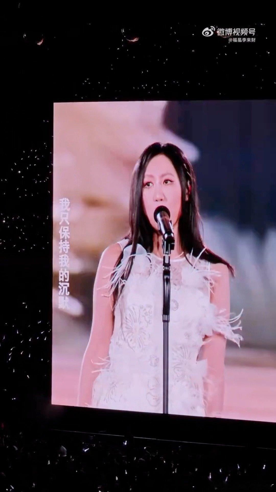 Gai演唱会嘉宾是陈粒GAI江湖气场，陈粒仙气，完美配合，这真的是独一份的精彩画