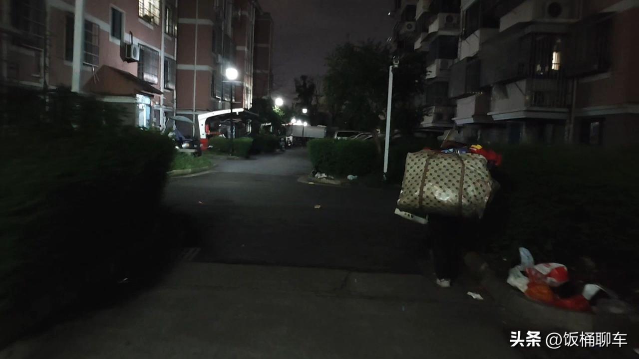 各位朋友一定要注意。
如今油价大涨，很多人加不起油心生歹念，昨晚小区里一个大叔发