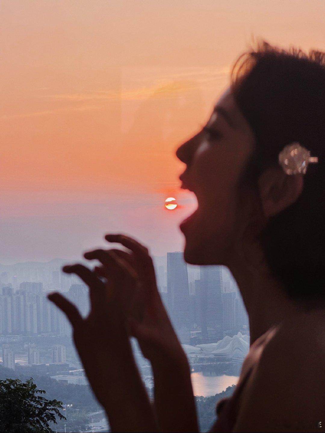 唐艺昕孙怡合照孙怡唐艺昕合照 唐艺昕孙怡合照，一个是甜美天花板，一个是气质担当，