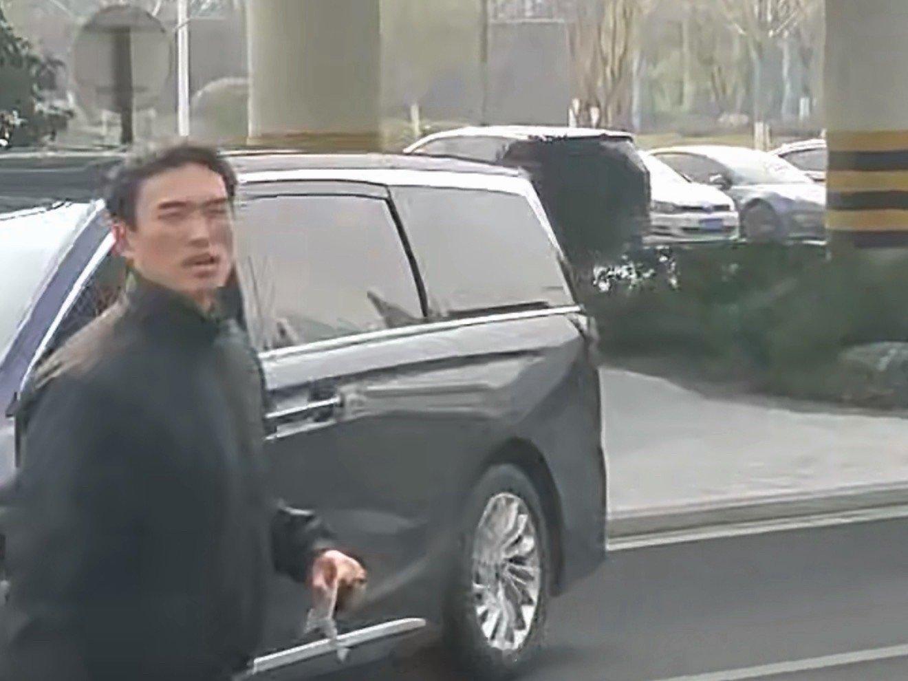 檀健次让保镖安慰粉丝天呢，檀健次这是把粉丝宠上天了吧！檀健次进组《何不同舟渡》前