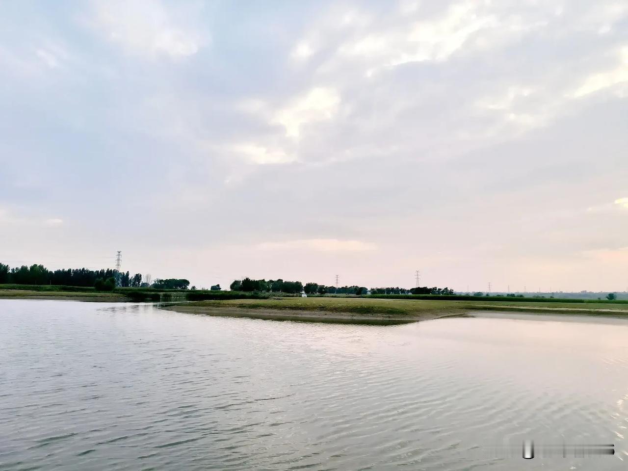 今天去蔚县壶流河蔚杨桥附近逛了逛，河水水量和去年秋季相比，水量涨了不少，河岸上绿