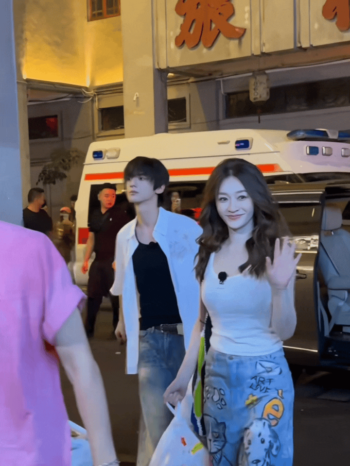 李小冉真是又美又自信！