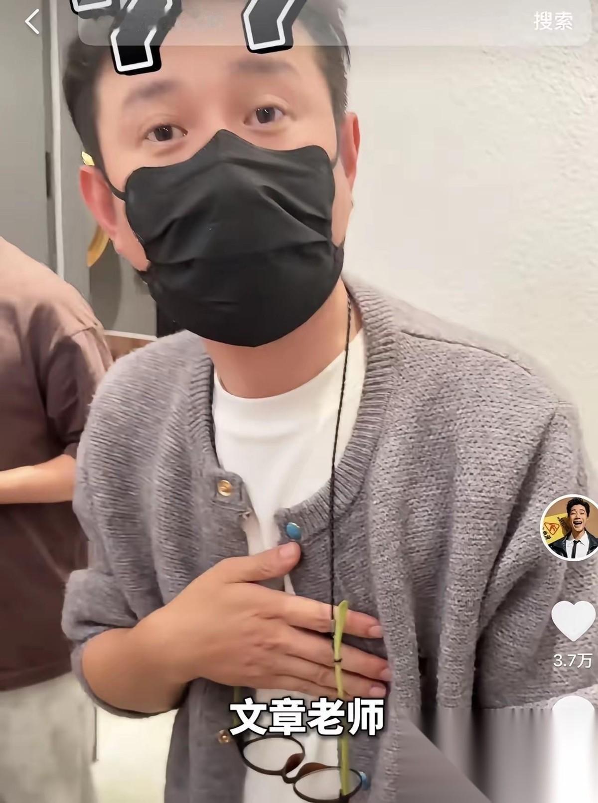 袁成杰探店时发现，文章这家八号院儿从老板到大厨再到服务员，清一色陕西人。后厨扯面