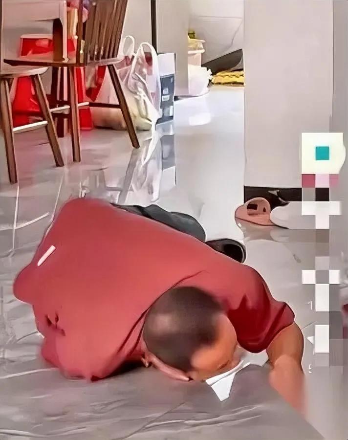 刚才刷到条新闻

看完我胸口堵得慌

老公胃疼躺地上打滚，老婆就坐在旁边玩手机，