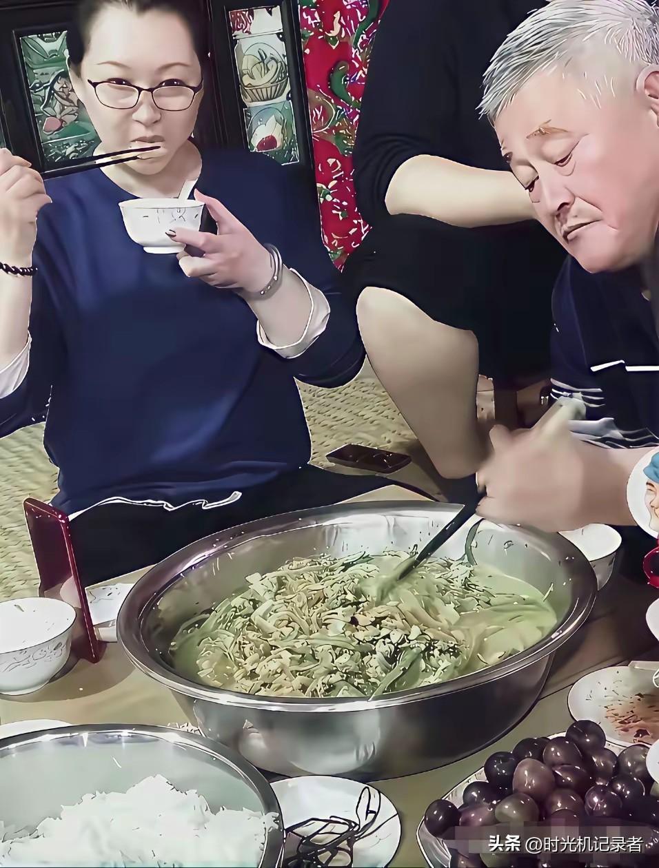 赵本山有钱，但是吃东西改不掉东北农村的做派，总是给人忆苦思甜的感觉。
大盆装菜，