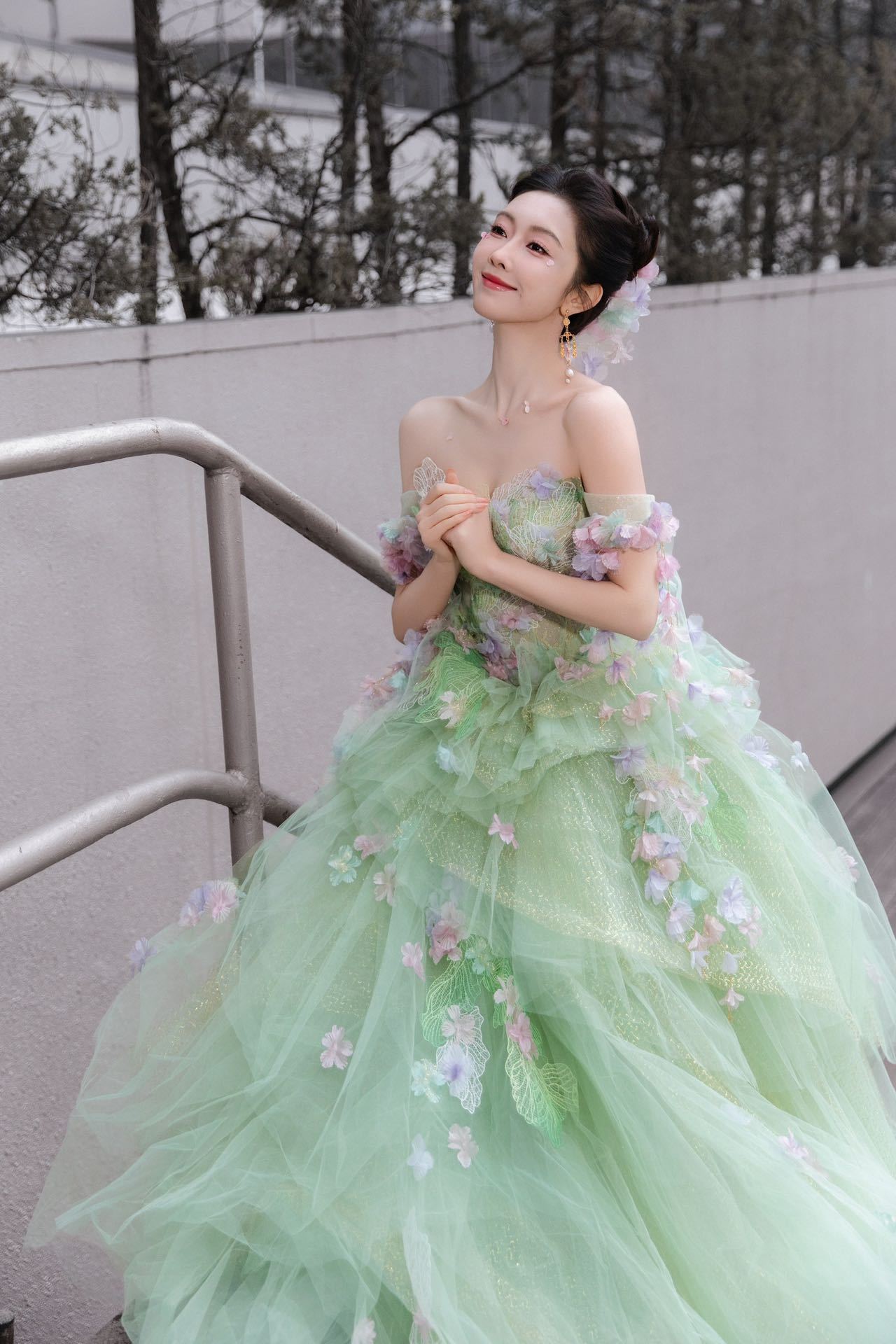 宣璐绿野精灵 宣璐今日变身绿野精灵，造型简直绝绝子。裙摆上花朵满满，就像把春天浓