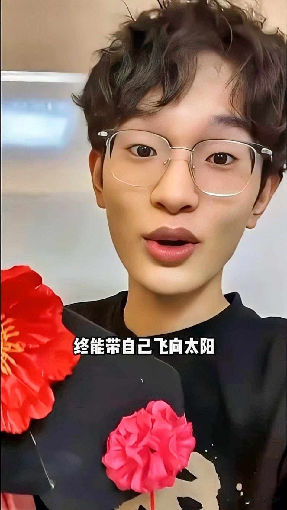 19岁百万粉丝网红“钟美美”，最近官宣拿到美国私立名校波士顿大学本科录取通知书，