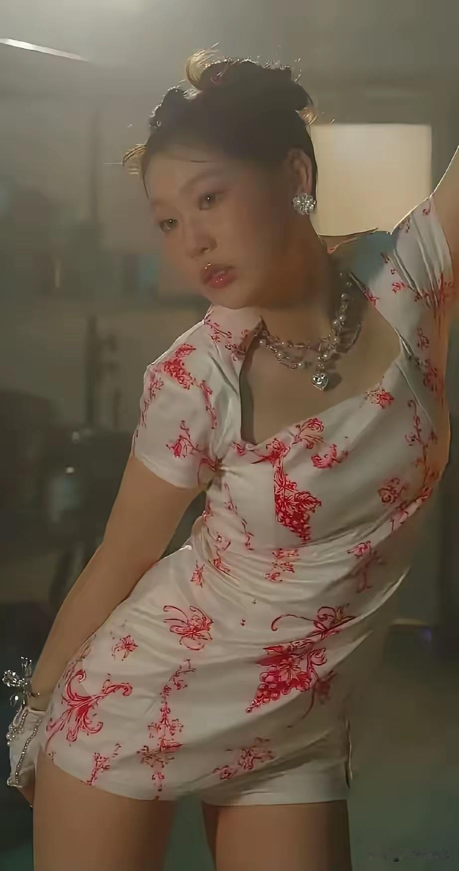 小沈阳女儿，铁定吃娱乐饭了。
    沈佳润，艺名NINA，读的是国际艺术高中，