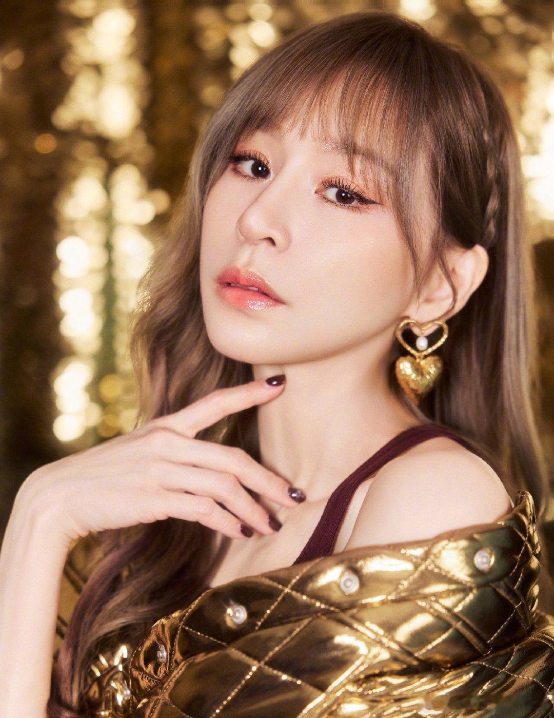 王心凌金色发财穿搭 王心凌身穿金色战袍美翻跨年夜！舞台上的她仿佛行走的财富信号，