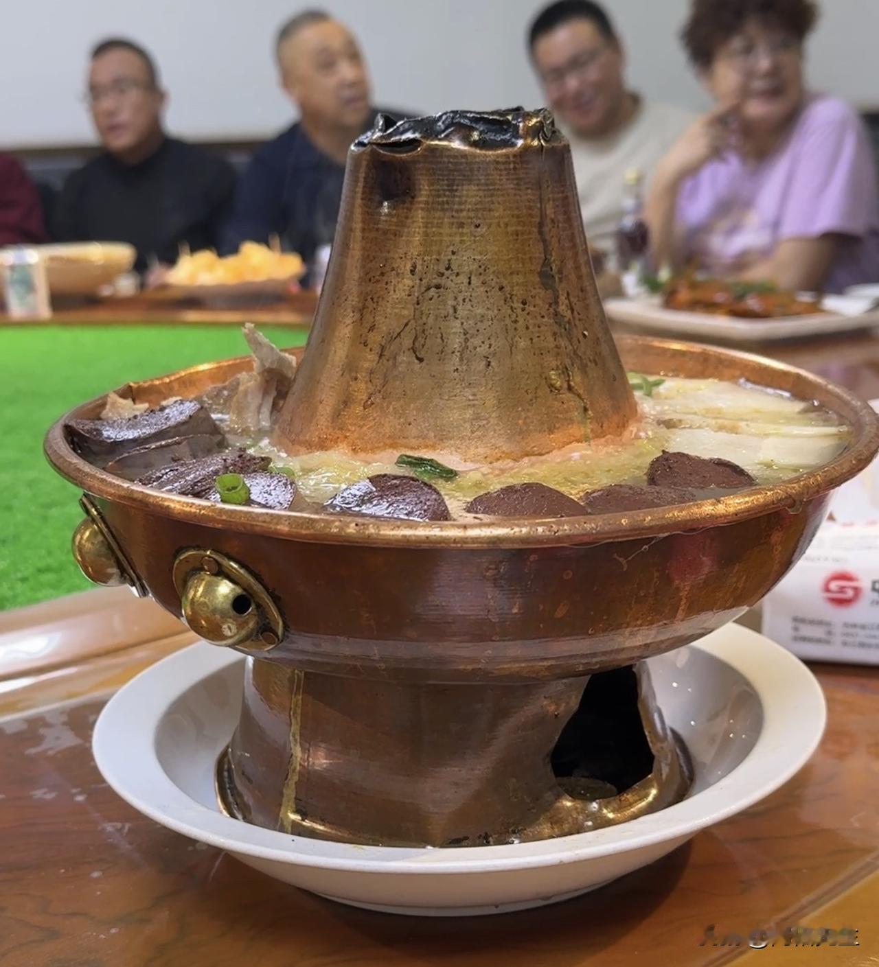 这口铜锅，比我爸的年纪都大。

锅底的铜绿磨出了包浆，烟囱口烧得卷了边，像极了爷