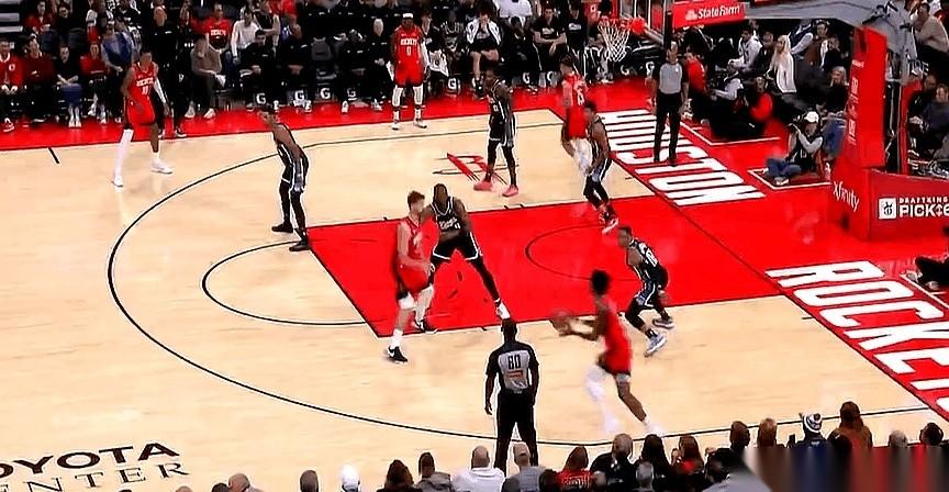 刚才那一瞬间我差点把手机扔了。
阿门·汤普森，那个传说中投篮需要导航的男人，接球