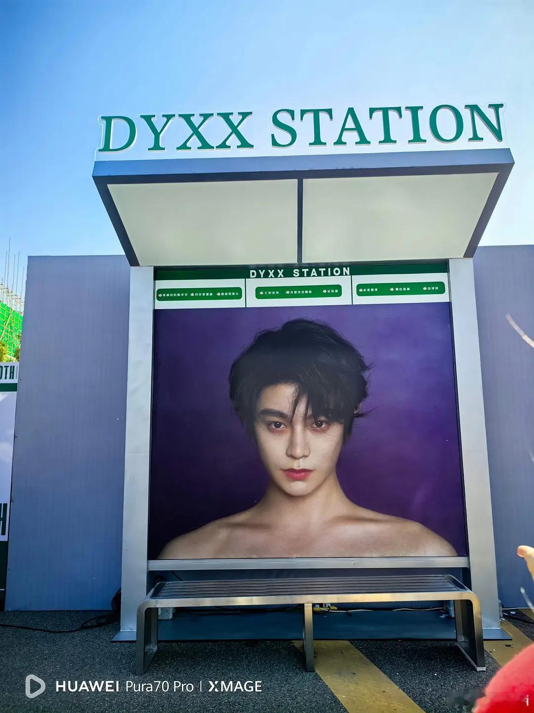 “我只是透明的我我可以穿上所有角色的衣服我只是个容器接纳他们的灵魂” “透过我，