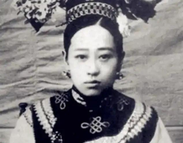 在慈禧留下的老照片里，总有个清秀姑娘站在她身边，这人就是被叫做“四格格”的女子。