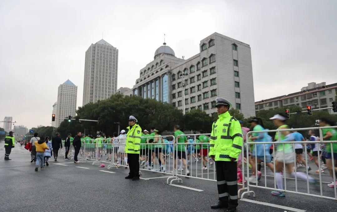 早安遵守交通规则，安全文明出行 ​​​