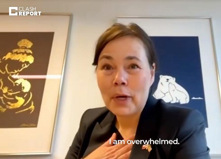 格陵兰岛的外交大臣近日在一次直播中差点哭了出来。她情绪激动，说话都有些哽咽。
