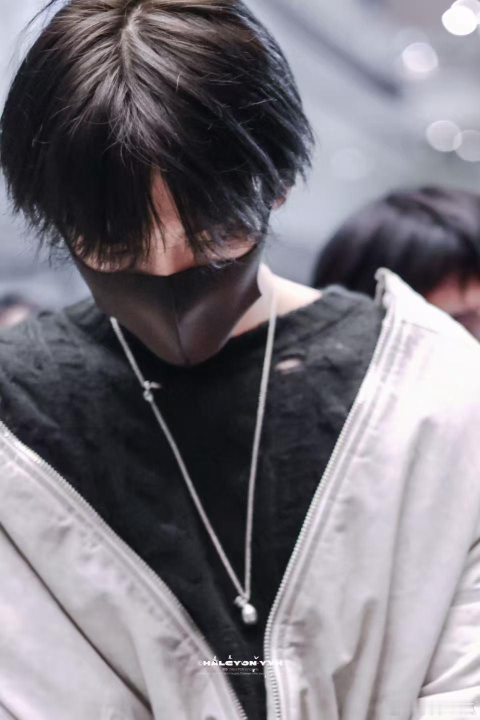 余宇涵机场走一半把外套脱了 余宇涵的机场路透永远不会让人失望！走一半脱外套的慵懒