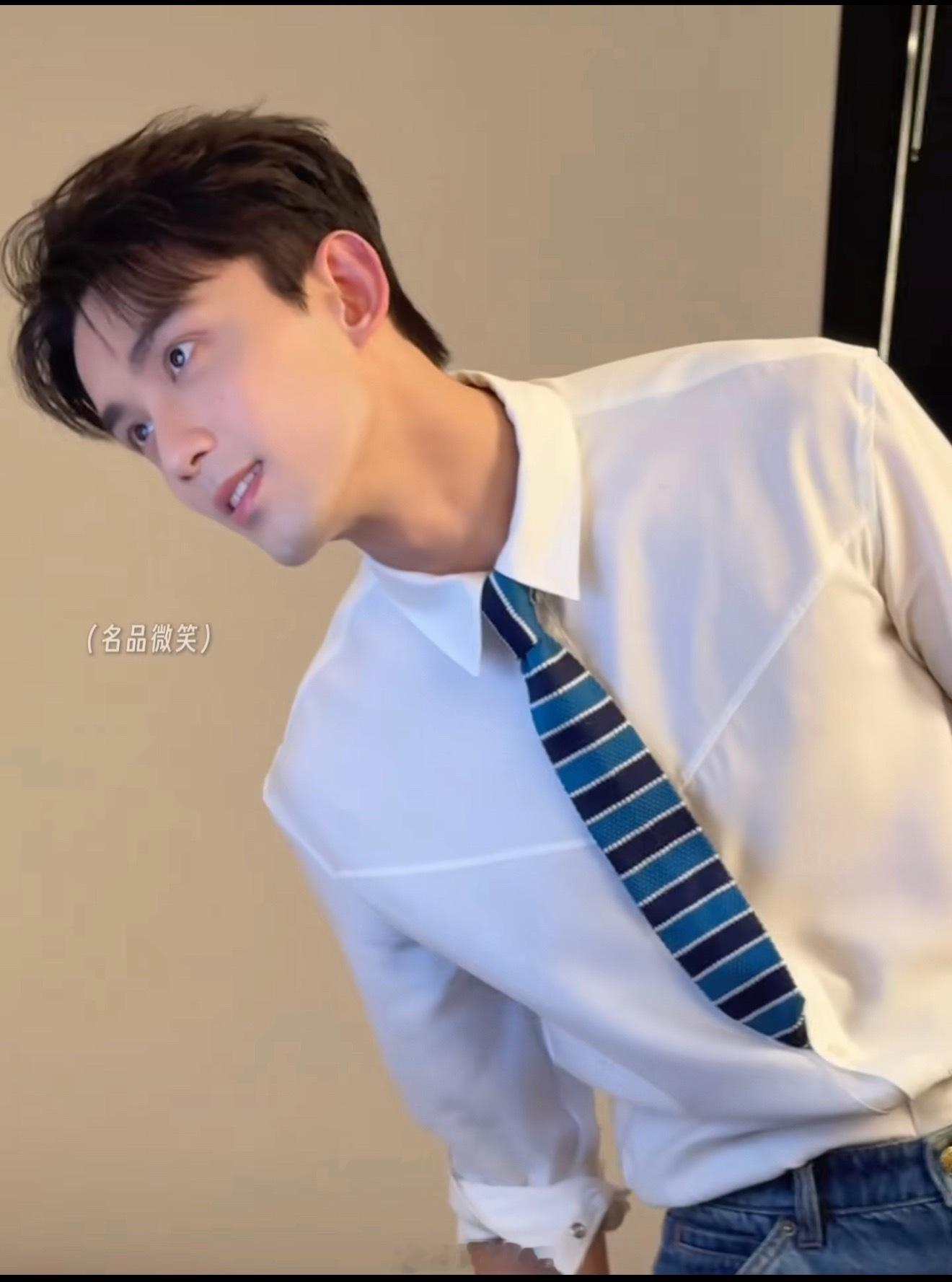 来欣赏吴磊的名品宽肩、喉结和微笑，身材长相气质男友力都很夯。 