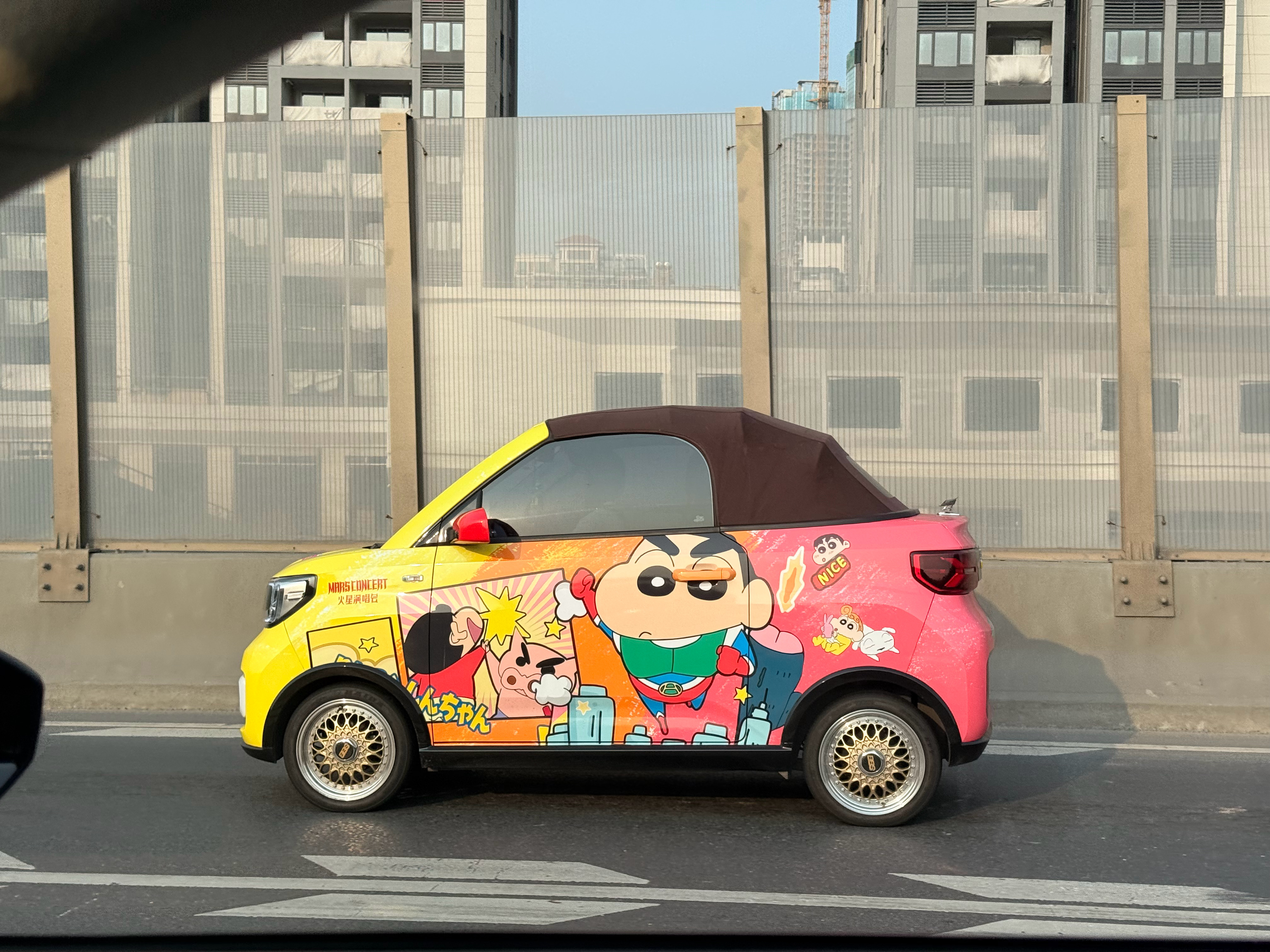 软顶敞篷版的宏光MINIEV当年指导价9.99万 落地得10多万块钱我之前知道有