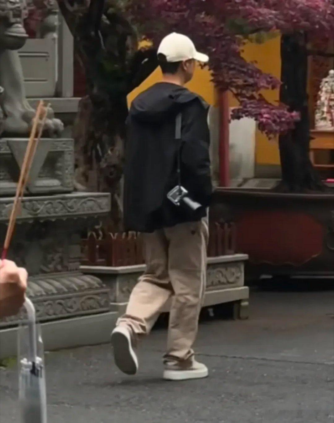 李现现身杭州灵隐寺随身带着相机看来这哥们是真爱摄影啊！！！！！！！！ 