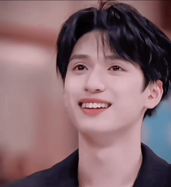 笑起来像个小太阳☀️…感染力超强，看到会不自觉的跟他一起笑，是全世界最美好的宝贝