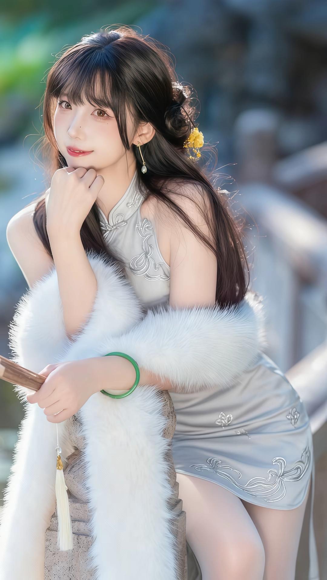 - 勾勒优美曲线 ：旗袍贴身合体的剪裁能够完美地勾勒出女性身体的自然曲线，无论是