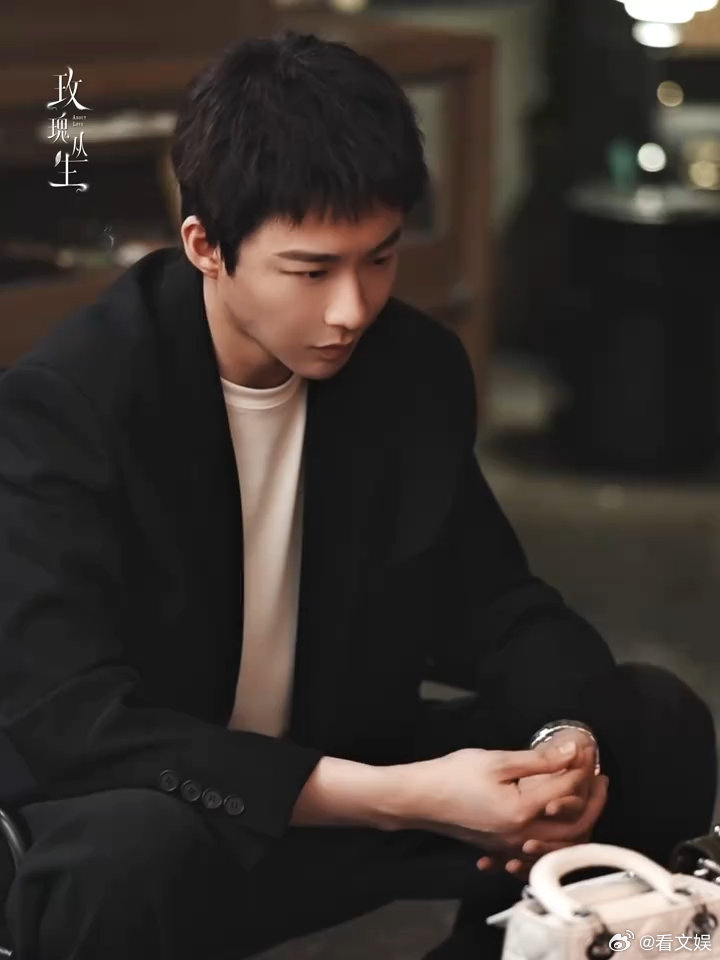 刘宇宁寸头利落眼神清澈刘宇宁妥妥的男大刘宇宁满36减18，《玫瑰丛生》这个寸头造