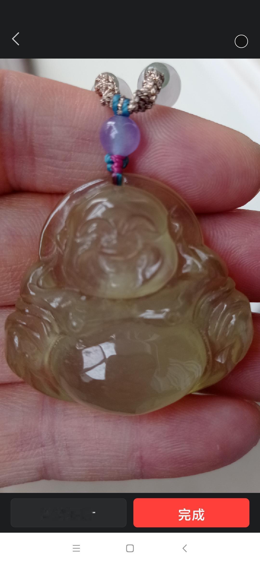 高冰玻璃种黄翡佛公，无疑是翡翠界的颜值翘楚！
高冰玻璃种，透明度极高，宛如一汪清