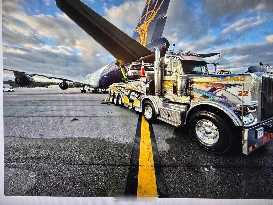 【美式重卡拖拽受困美国大飞机，挺酷】昨天，美国阿特拉斯航空一架747-8F货机（