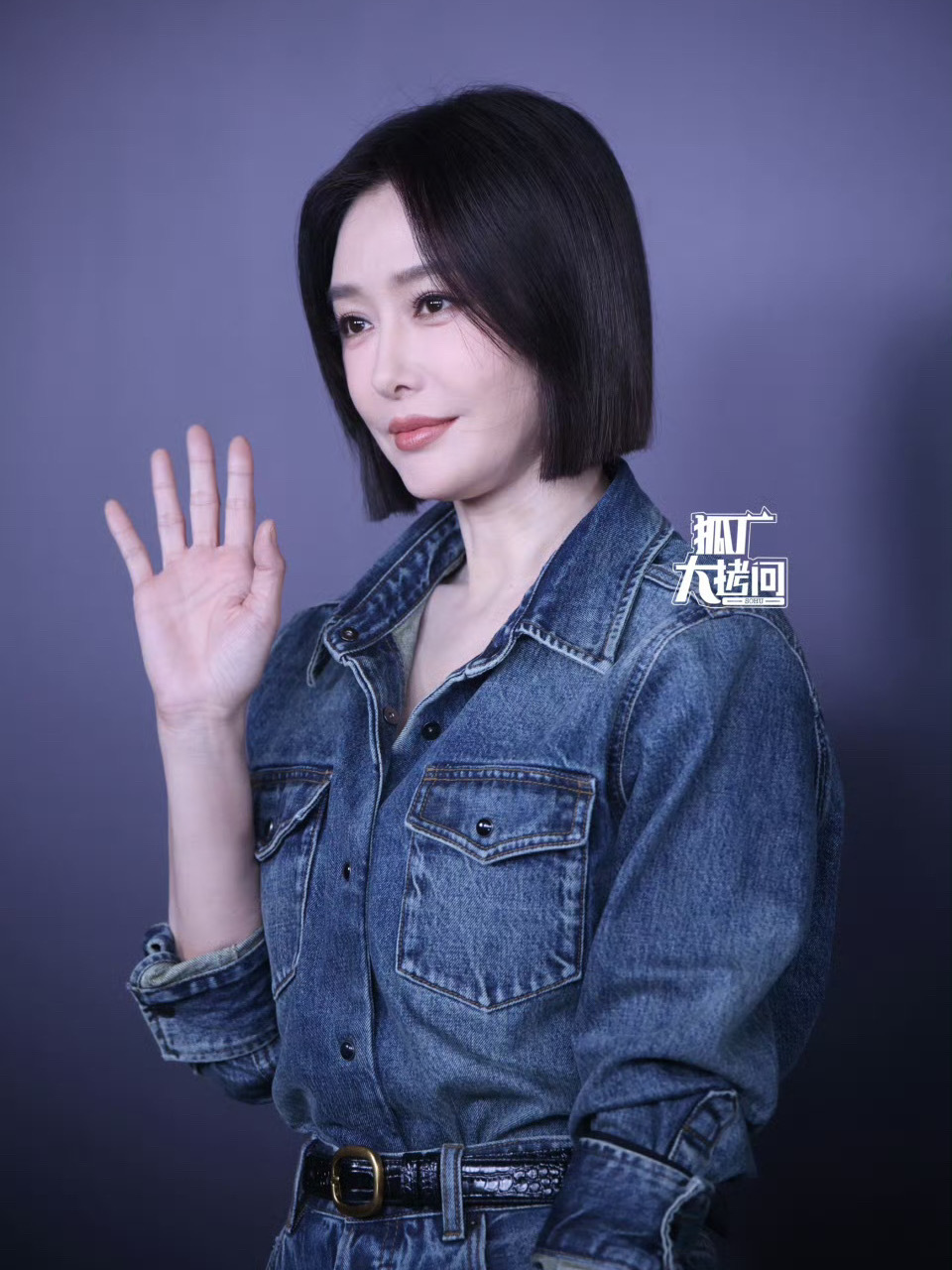 秦岚今日时装大秀生图来啦~~~牛仔套装搭配黑色长靴，好帅气的姐姐[好喜欢] ​​